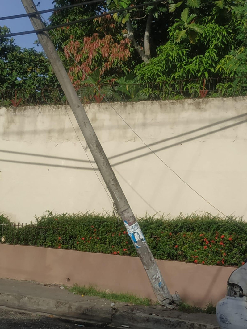 Poste del tendido eléctrico a punto de desplomarse