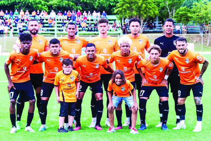 Los integrantes de Cibao FC celebran el triunfo y la obtención de la ronda regular.