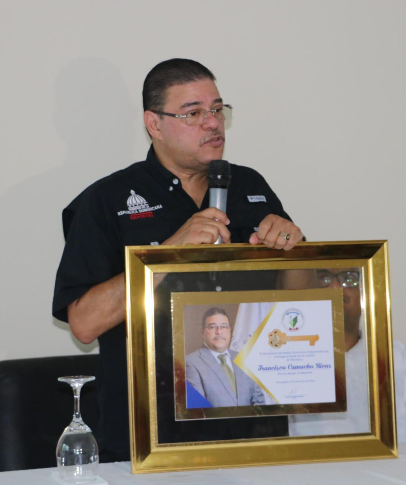 Francisco Camacho da las gracias a las autoridades municipales de Mella, provincia de Independencia.