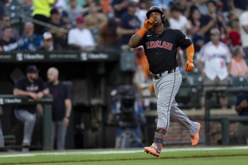 José Ramírez celebra después de conectar un jonrón durante la sexta entrada del juego  contra los Orioles de Baltimore.