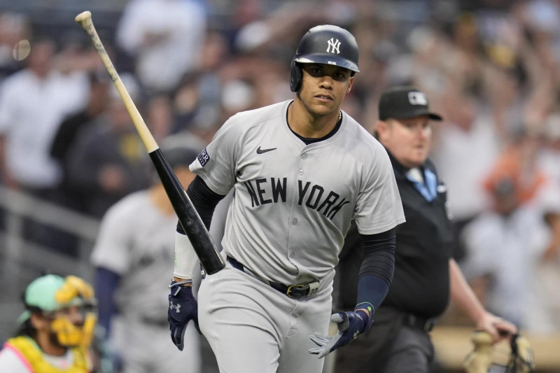 Juan Soto lanza el bate tras dar su cuadrangular número 19 de la temporada en el partido contra los Mets.