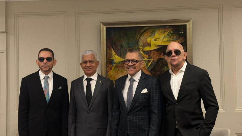 Los Hermanos Rosario, Luis, Rafa y Tony junto a Ricardo Santos (segundo desde la izquierda).