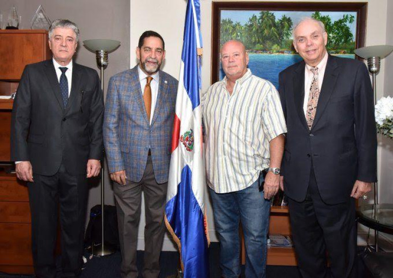 En la foto , Roberto Santana, Eligio Jáquez, Robert Schnedy  y el abogado Stanley Schlein, durante una visita al consulado en agosto del 2022.
