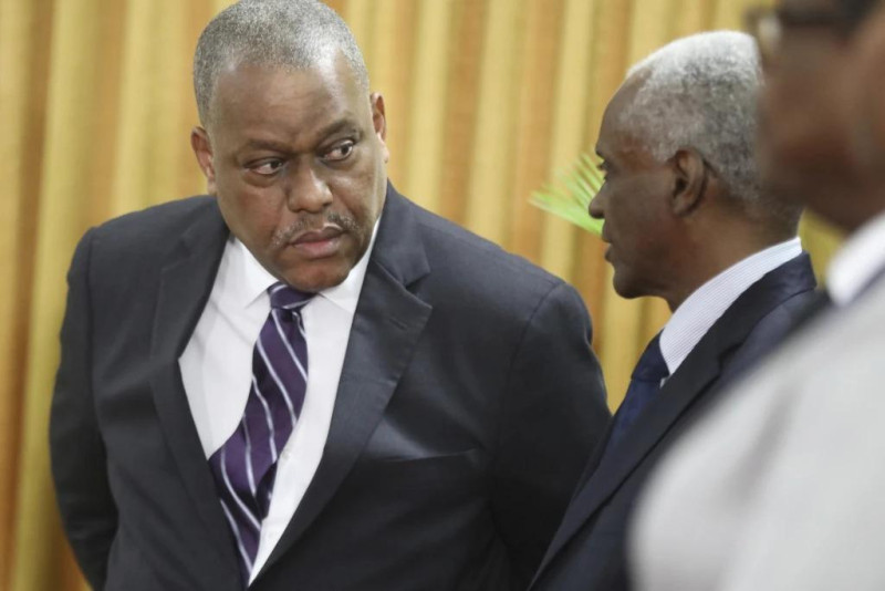 El primer ministro haitiano, Garry Conille, a la izquierda, habla con el presidente del Consejo de Transición, Edgard Leblanc Fils.