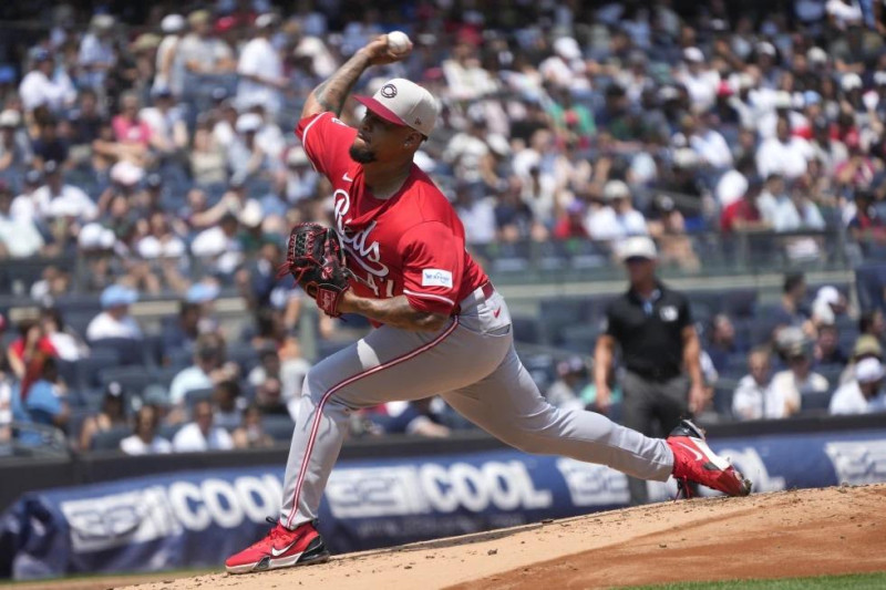 El pitcher de los Rojos de Cincinnati Frankie Montás lanza en la primera entrada ante los Yankees.