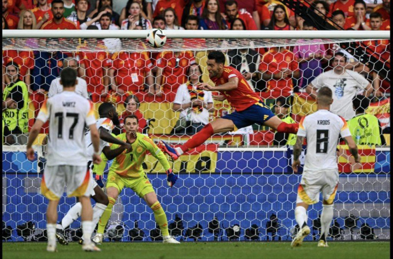 Mikel Merino, de España, anota el gol de la victoria sobre Alemania en los cuartos de final de la Eurocopa.