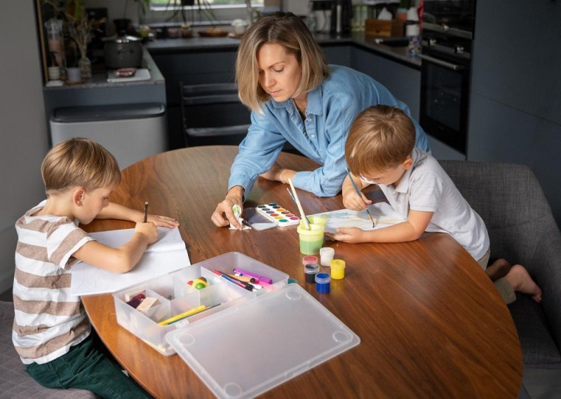 En el caso de las familias, la tarea de eliminar los obstáculos o dificultades que los hijos tienen por delante (siempre que no revistan un peligro real, desde luego) podría ser contraproducente, según los especialistas