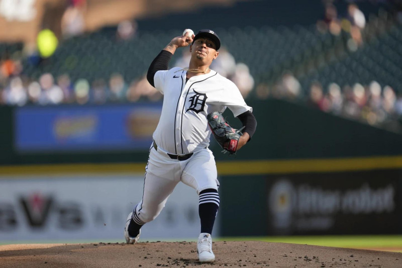 El lanzador de los Tigres de Detroit, Keider Montero, lanza contra los Guardianes de Cleveland en la primera entrada del partido.