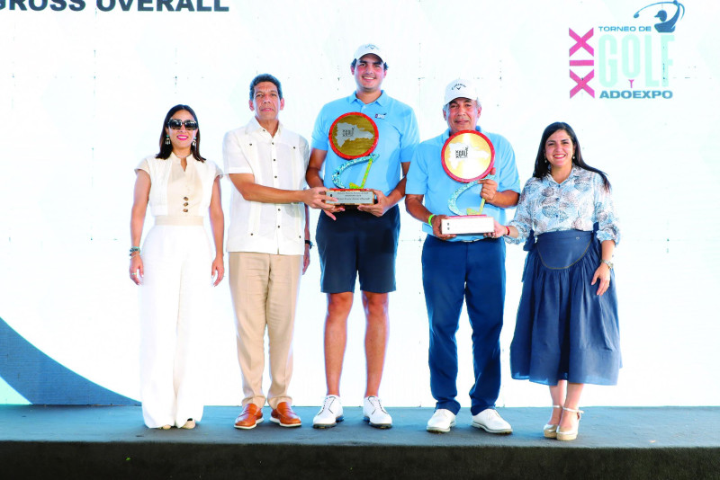 Roselyn Amaro Bergés, Karel Castillo y Biviana Riveiro entregan los premios a los ganadores del mejor score gross overall, Carlos Castillo y Carlos Castillo junior.