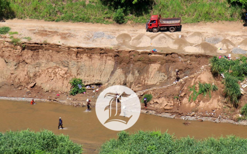 Un camión que carga arena del río Masacre para venderla en la zona de Juana Médez en Haití.
