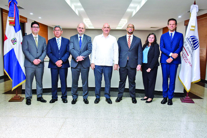 El ministro de Economia, Pavel Isa Contreras, se reunió con ejecutivos del FMI.