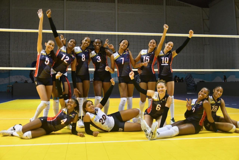 Las dominicanas celebran su primer triunfo en la justa.