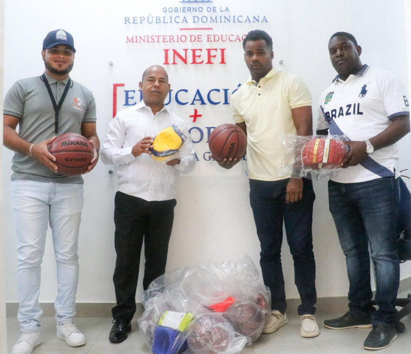 Dannes Féliz y Marcos Aquino, dirigentes del Club Deportivo y Cultural María Auxiliadora, recibieron las donaciones.