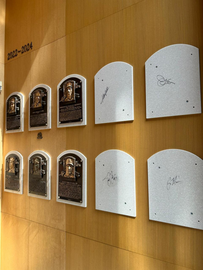 El mural del Salón de la Fama donde estará la placa de Adrían Beltré