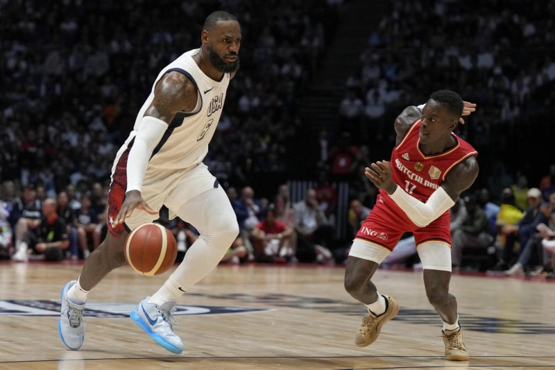 LeBron Jameses defendido por el alemán Dennis Schroeder durante un partido de exhibición entre Estados Unidos y Alemania en el O2 Arena de Londres.