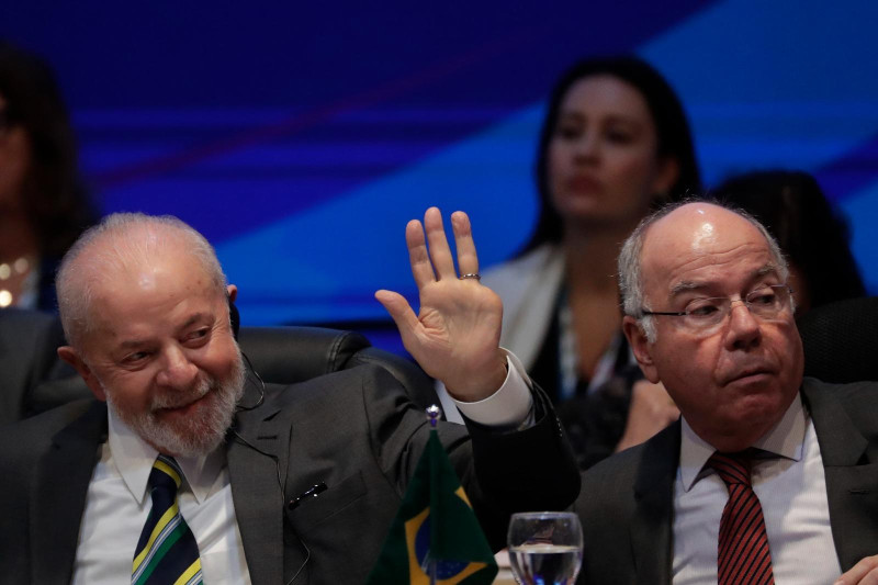 El presidente Luiz Inácio Lula da Silva, saluda durante la inauguración de la reunión de la Alianza Global contra el Hambre y la Pobreza, ayer.