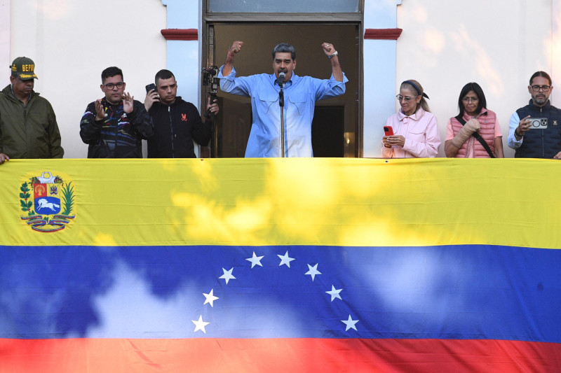El presidente venezolano, Nicolás Maduro (centro), habla junto a la primera dama, Cilia Flores (tercera desde la derecha), y la vicepresidenta, Delcy Rodríguez (segunda desde la derecha), durante un mitin en el palacio presidencial de Miraflores, en Caracas, el 30 de julio de 2024.