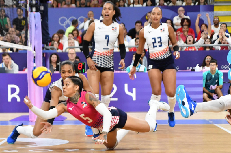 La libero dominicana Brenda Castillo se lanza para salvar el balón.
