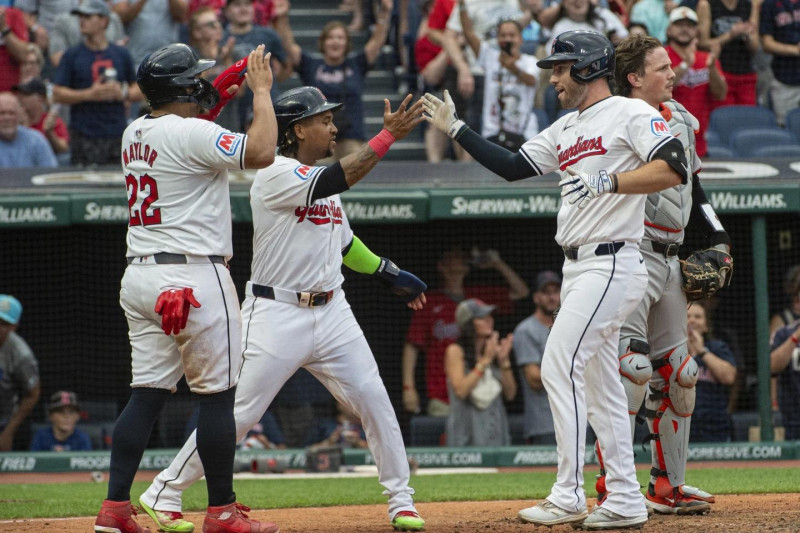 osh Naylor (22) y José Ramírez, de los Cleveland Guardians, segundo desde la izquierda, felicitan a David Fry, al frente a la derecha, después del jonrón de tres carreras de Fry ante el lanzador abridor de los Baltimore Orioles, Trevor Rogers.