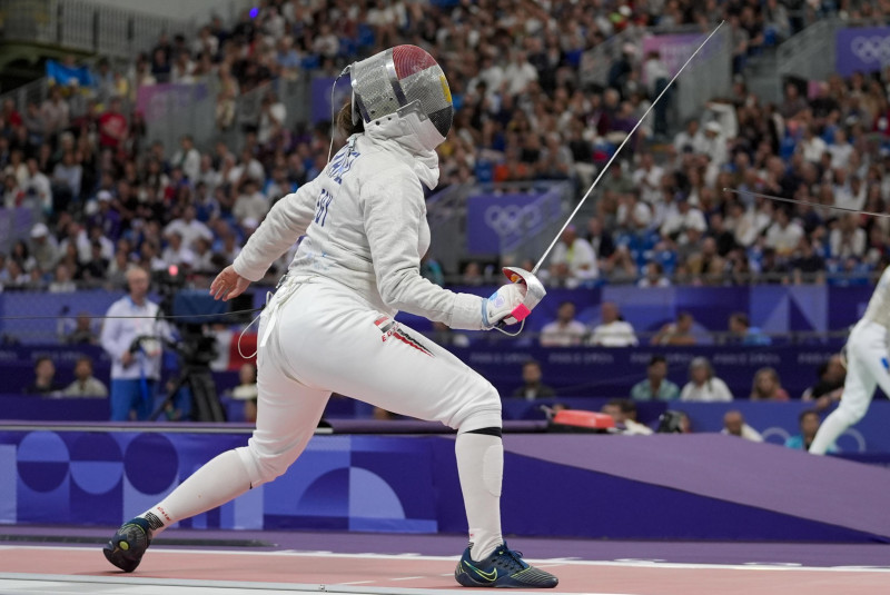 La egipcia Nada Hafez compite con la estadounidense Elizabeth Tartakovsky en la ronda de 32 sable individual femenino durante los Juegos Olímpicos de Verano de 2024 en el Grand Palais, el lunes 29 de julio de 2024, en París, Francia.