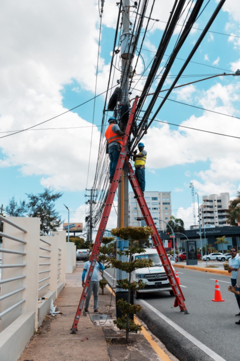 Alcaldía del DN ejecuta proyecto que elimina tendido eléctrico.