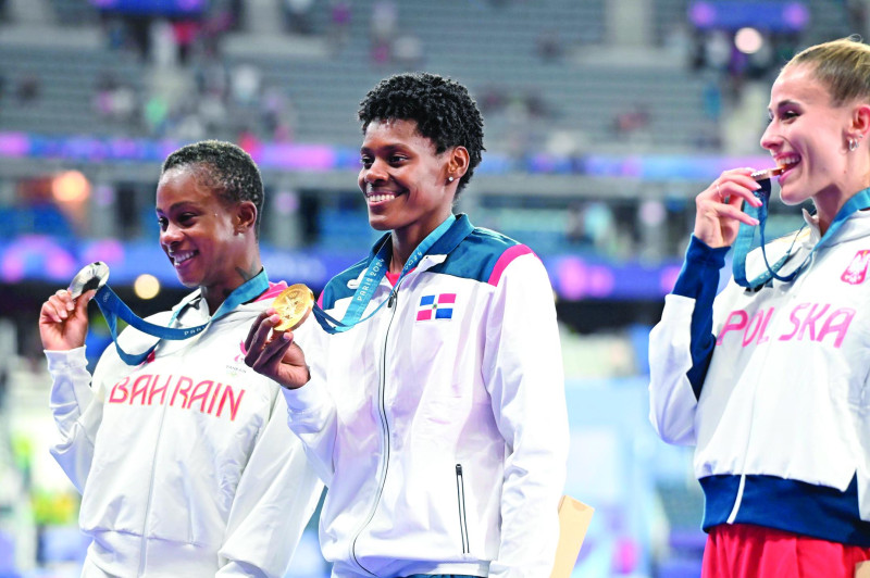 Marileidy Paulino, al centro exhibe su medalla de oro, la cual conquistó en los 400 metros para convertirse en la primera mujer dominicana con una presea dorada. A sus extremos Salwa Eid Nassery, de Bahrein y Natalia kaczmarek, de Polonia, quien ocupó el tercer puesto.