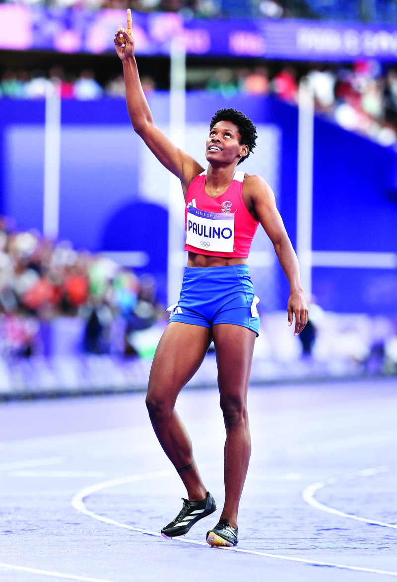 Marileidy Paulino señala hacia el cielo luego de ganar el oro en París 2024.