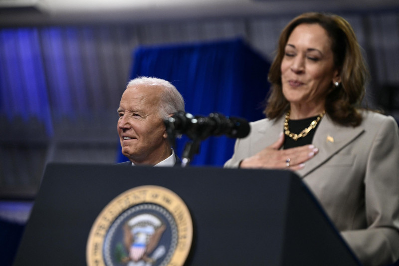 El presidente estadounidense Joe Biden observa mientras la vicepresidenta y candidata presidencial demócrata Kamala Harris habla en el Prince George's Community College en Largo, Maryland. Foto.Brendan SMIALOWSKI
