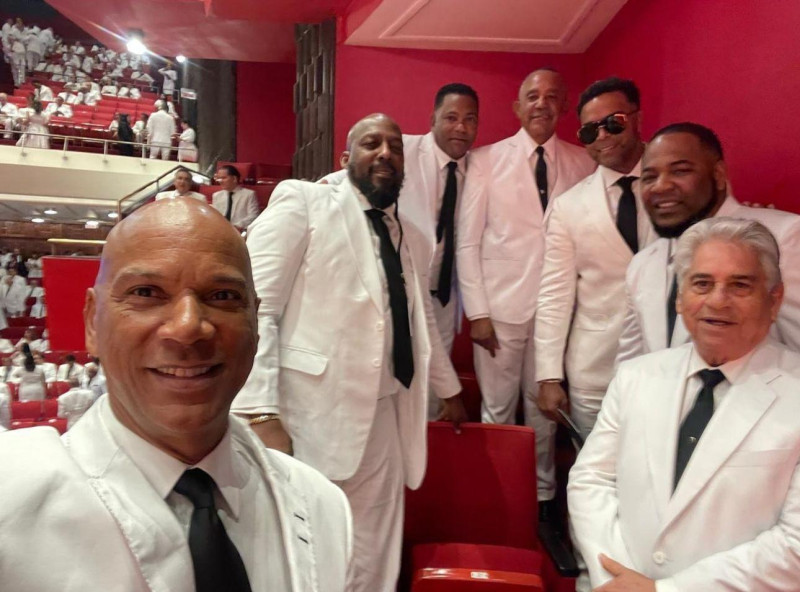 Moisés Alou toma una fotografía “selfie” en la que también aparecen Vladimir Guerrero, Miguel Tejada, Tony Peña, Nelson Cruz, Edwin Encarnación y Chilote Llenas.