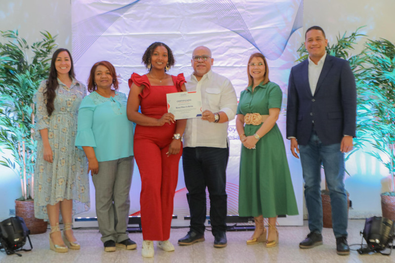 Consejo Nacional de Promoción y Apoyo a la Micro, Mediana y Pequeña Empresa (PROMIPYME) con emprendedores de San Juan de la Maguana