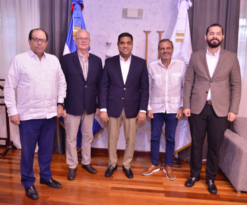 El ministro de Deportes Kelvin Cruz, acompañado por el viceministro Franklin de la Mota, Jorge Pérez Díaz, vicepresidente senior de MLB, Junior Noboa y Yerik Pérez.