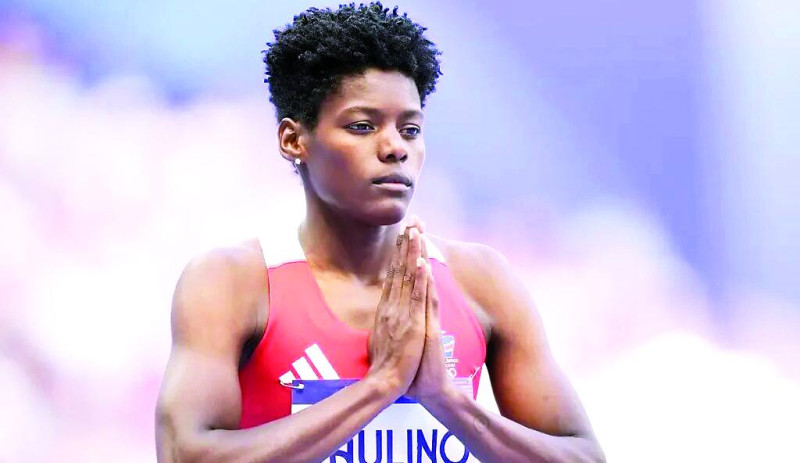 Marileidy Paulino se prepara antes de una de sus carreras en París 2024.
