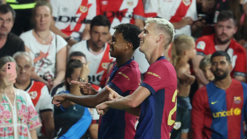 Lamine Yamal (centro) y Dani Olmo (derecha), del Barcelona celebran el gol de este último en la victoria contra el Rayo Vallecano, el 27 de agosto de 2024 en Madrid.