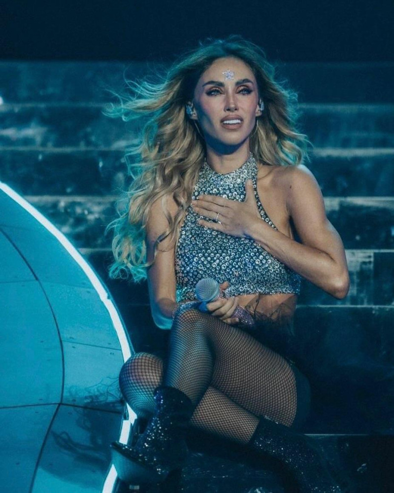 "Es de esos lugares que llegas y huele a recuerdo, huele a mi infancia", dijo Anahí al entrar al set de televisión.