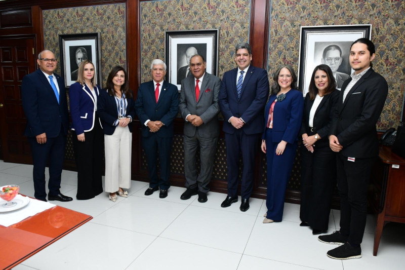 De izquierda a derecha: el vicepresidente de Estrategia y Finanzas, Luis Peña; la gerente de Comunicaciones, Ridalbi Mateo; la vicepresidenta ejecutiva de Negocios, Rebeca Meléndez; el presidente de la junta de directores, Rafael Genao Arias; el director de Listín Diario, Miguel Franjul; el presidente ejecutivo, José Luis Ventura;  la vicepresidenta de Comunicaciones y Sostenibilidad, Yara Hernández; la vicepresidenta de Mercadeo, Ninoska Suárez; y el periodista Sauro Scalella.