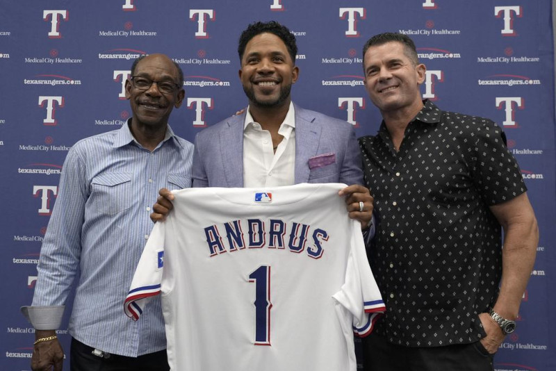 Elvis Andrus (centro) posa con Ron Washington (izquierda), manager de los Angelinos de Los Ángeles, y con su excompañero Michael Young, tras anunciar oficialmente su retiro el viernes 6 de septiembre de 2024