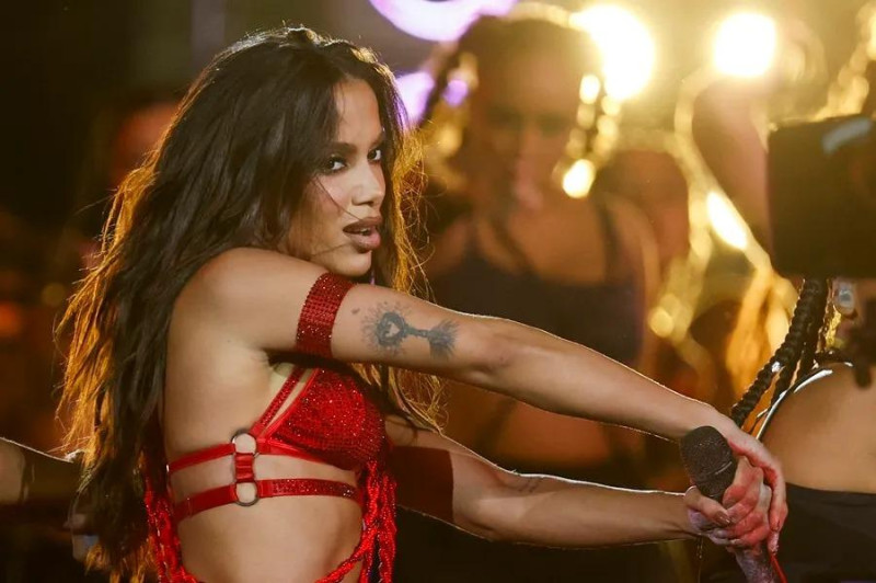 Anitta durante su presentación en el partido de la NFL.