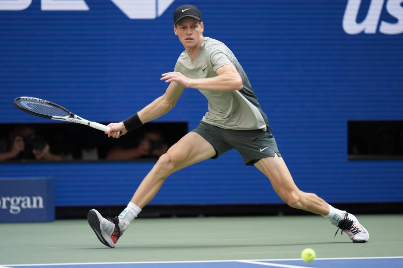 Jannik Sinner devuelve ante Taylor Fritz durante la final del Abierto de Estados Unidos, el domingo 8 de septiembre de 2024.