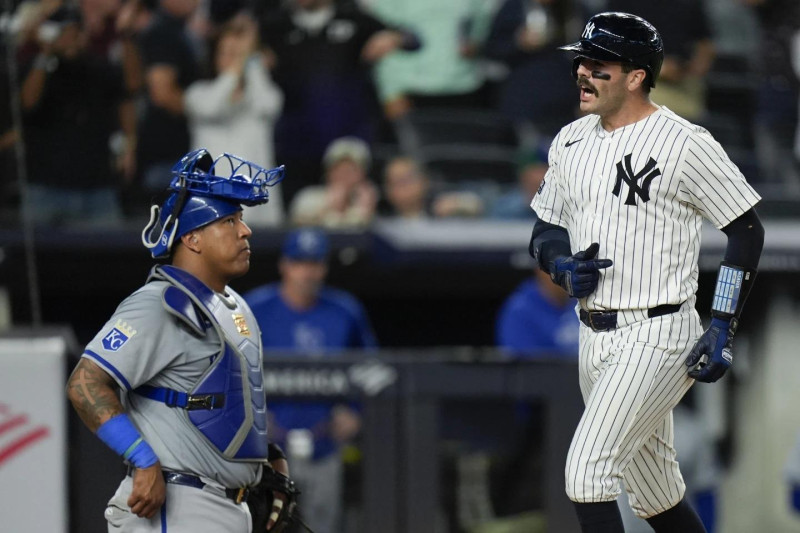 Austin Wells celebra al llegar a home luego de pegar su jonrón.