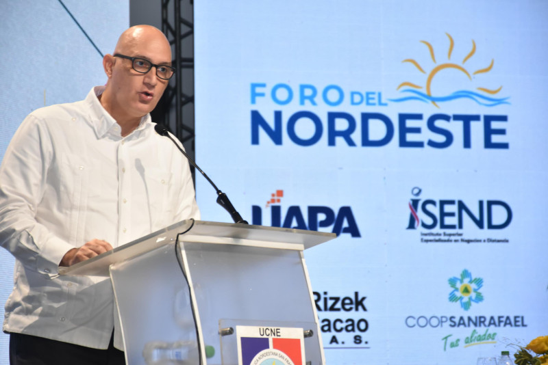 El ministro de Economía, Pavel Isa Contreras, habla durante el Foro del Nordeste en San Francisco de Macorís, este martes.
