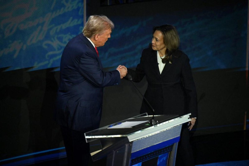 La vicepresidenta estadounidense y candidata presidencial demócrata Kamala Harris y el ex presidente estadounidense y candidato presidencial republicano Donald Trump se dan la mano al inicio de un debate presidencial en el Centro Nacional de la Constitución en Filadelfia, Pensilvania, el 10 de septiembre de 2024.