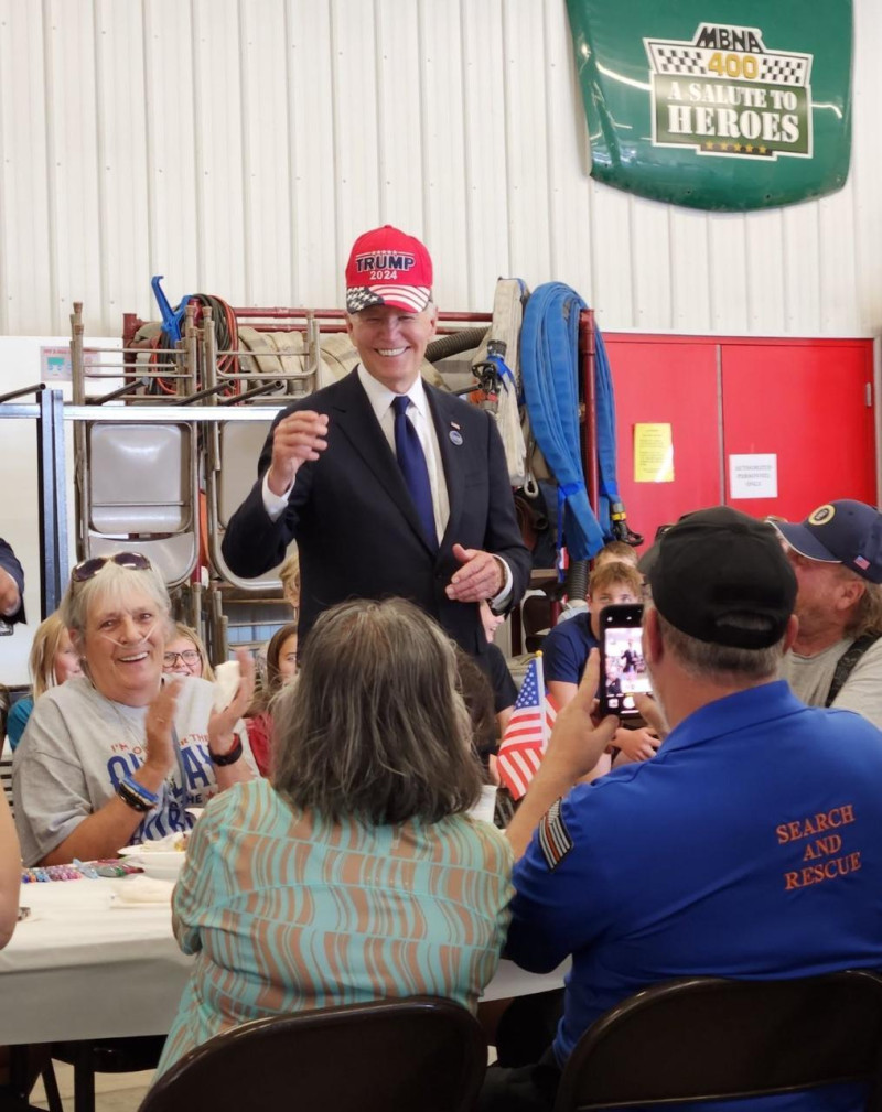 Momento en que el presidente Joe Biden, se coloca la gorra de campaña del republicano Trump.