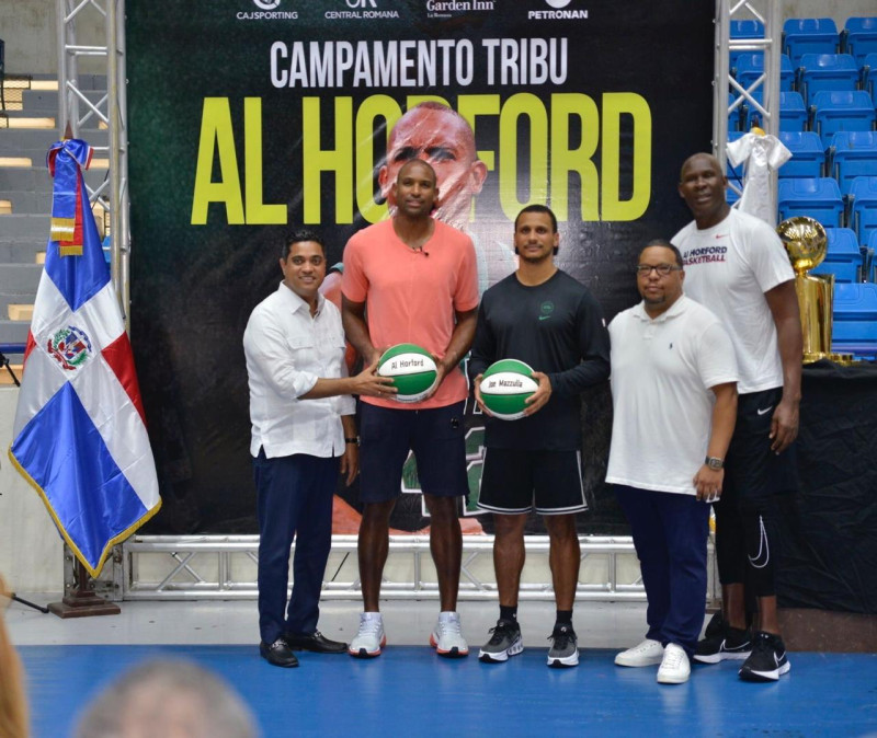 El ministro de Deportes, Kelvin Cruz, y el empresario Carlos Soriano entregaron a Al Horford un balón de baloncesto personalizado.