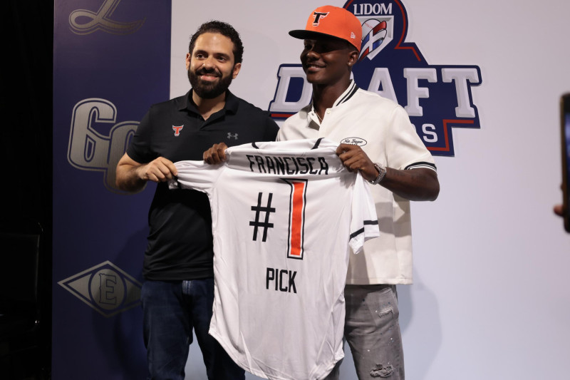 Welbyn Francisca recibe la casaca de los Toros de parte del gerente general Jesús Mejía.