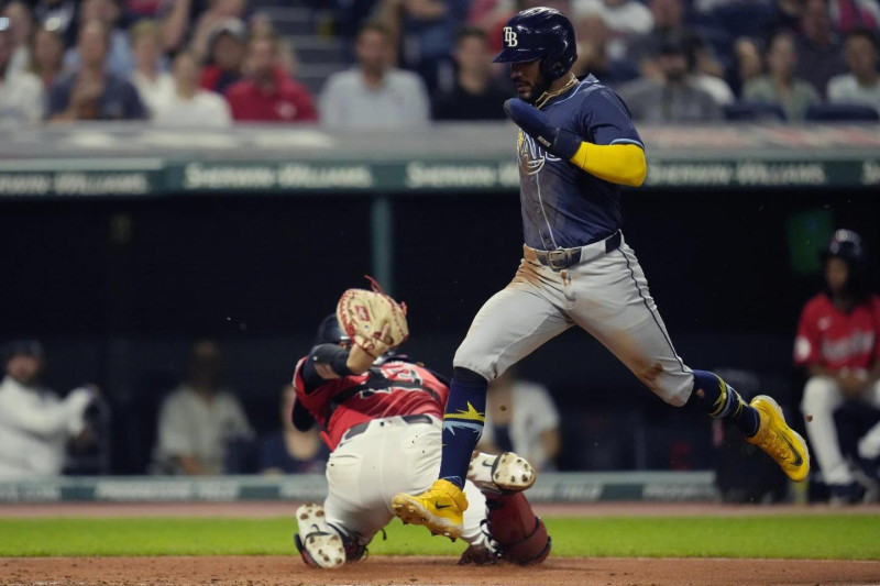 José Caballero anota la cuarta carrera de los Rays.