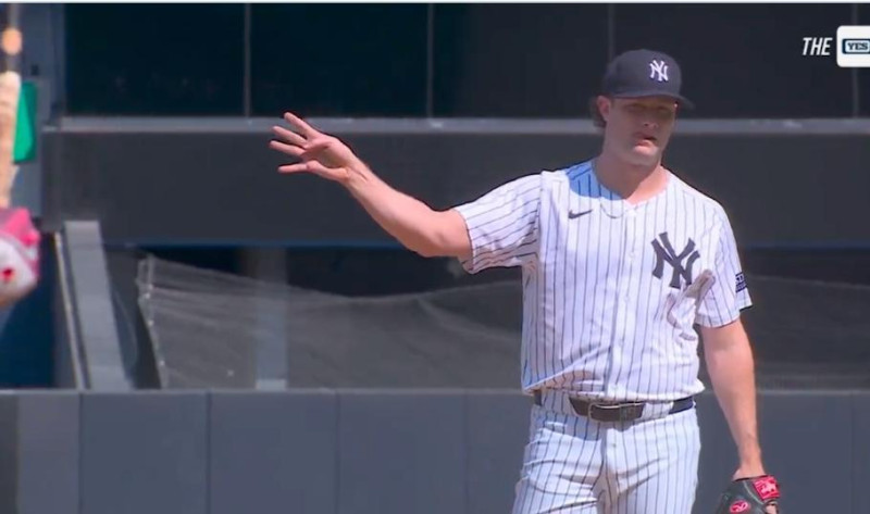 Gerrit Cole otorga un boleto a Rafael Devers en el alta del cuarto episodio.