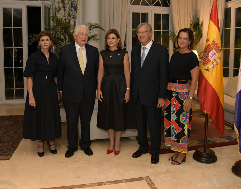 Elena Viyella de Paliza, José Vitienes, la vicepresidente de la República Raquel Peña, Antonio Pérez-Hernández y Pilar Lladó