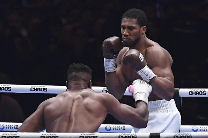 El excampeón mundial británico Anthony Joshua enfrenta al campeón de la UFC Francis Ngannou, el pasado 9 de marzo de 2024.