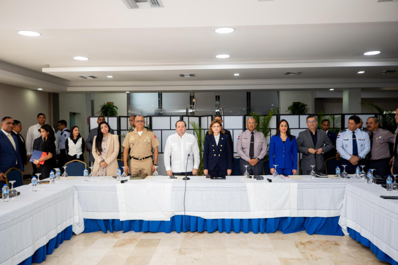 Fotografía muestra a la vicepresidenta de la República, Raquel Peña, quien encabeza la reunión en el palacio de la Policía Nacional.
