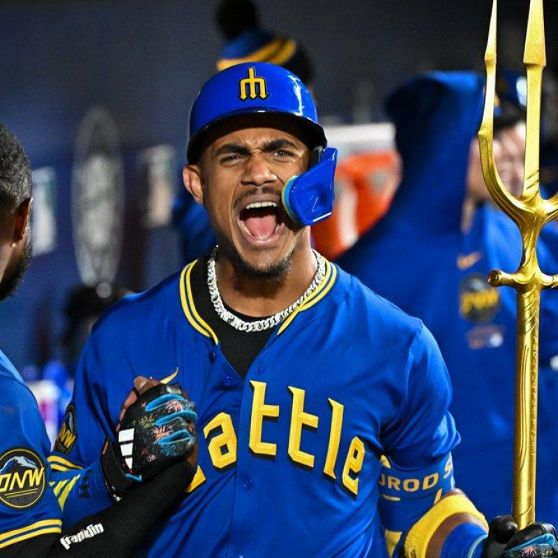 Julio Rodríguez celebra luego de pegar un cuadrangular.